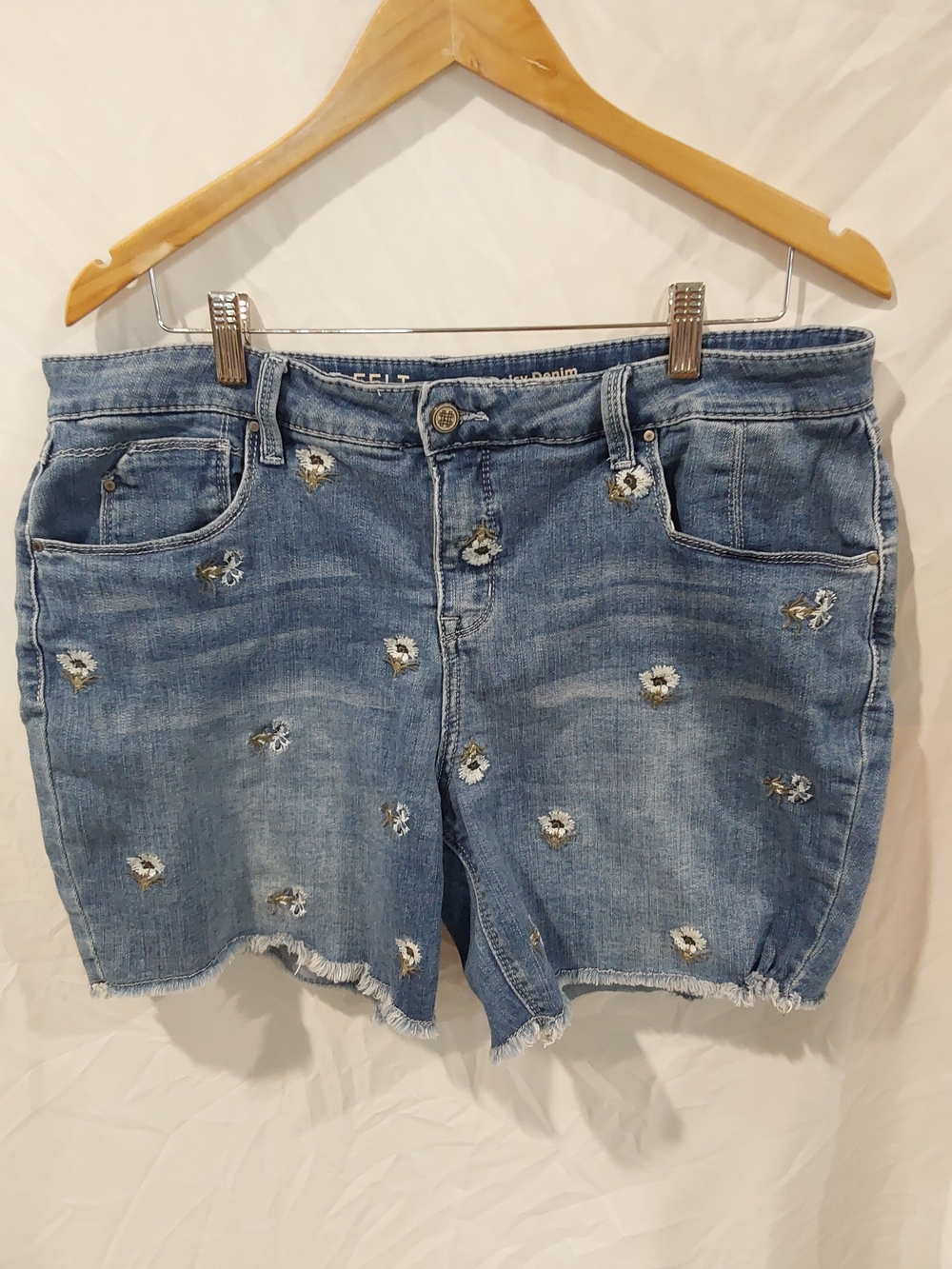 Laurie Felt Light Blue Embroidered Daisy Denim Shorts